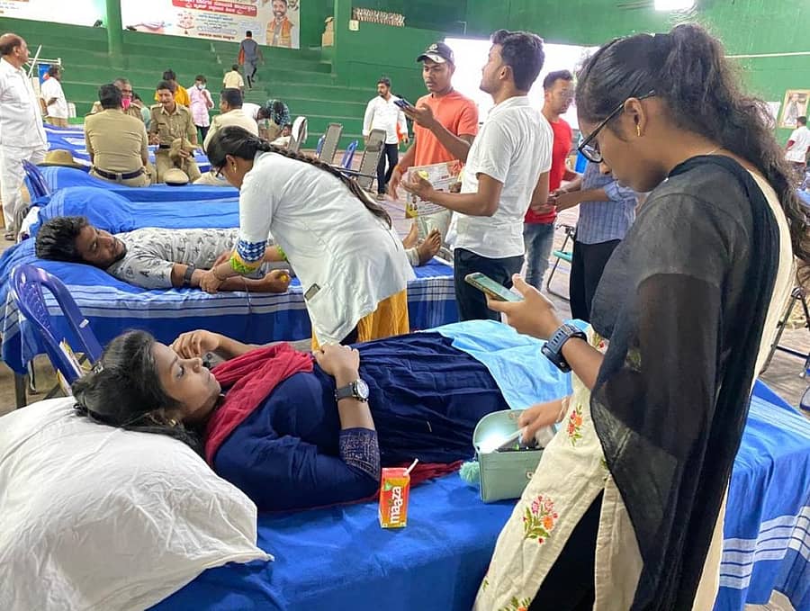 ಕೋಲಾರದಲ್ಲಿ ಭಾನುವಾರ ರಕ್ತದಾನ ಮಾಡಿದ ಯುವತಿಯರು