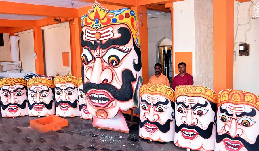 ಬೀದರ್ನ ರೋಟರಿ ವೃತ್ತ ಸಮೀಪದ ಸಾಯಿ ಆದರ್ಶ ಶಾಲೆಯ ಮೈದಾನದಲ್ಲಿ ನಿರ್ಮಾಣಗೊಂಡಿರುವ ರಾವಣನ ಪ್ರತಿಕೃತಿಯ ಮುಖವಾಡ