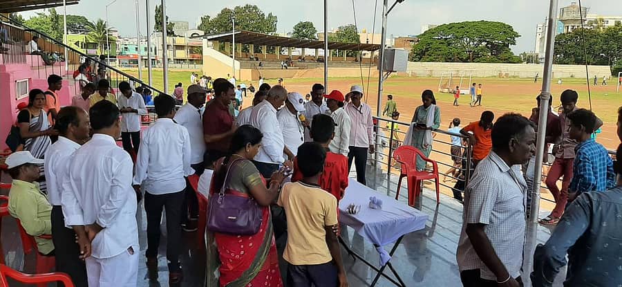 ಬೀದರ್ನ ನೆಹರೂ ಕ್ರೀಡಾಂಗಣದ ವೇದಿಕೆಯಲ್ಲಿ ಜಮಾಯಿಸಿದ್ದ ಶಿಕ್ಷಣ ಇಲಾಖೆಯ ಸಿಬ್ಬಂದಿ, ಪಾಲಕರು ಹಾಗೂ ಕ್ರೀಡಾಪಟುಗಳು