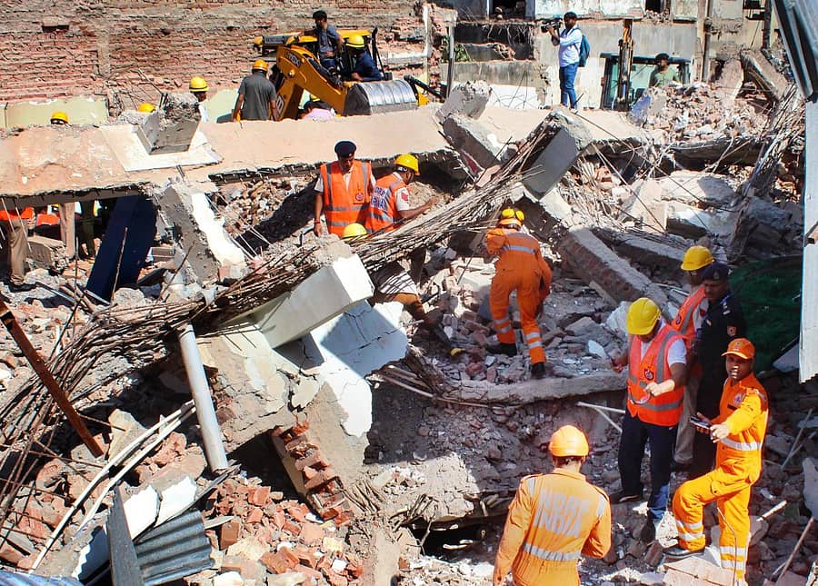 ಕಟ್ಟಡದ ಅವಶೇಷಗಳ ಅಡಿಯಲ್ಲಿ ಸಿಲುಕಿಕೊಂಡಿದ್ದ ಕಾರ್ಮಿಕರನ್ನು ಹೊರತರಲು ಎನ್ಡಿಆರ್ಎಫ್ ಸಿಬ್ಬಂದಿ ಕಾರ್ಯಾಚರಣೆ ನಡೆಸಿದರು–ಪಿಟಿಐ ಚಿತ್ರ