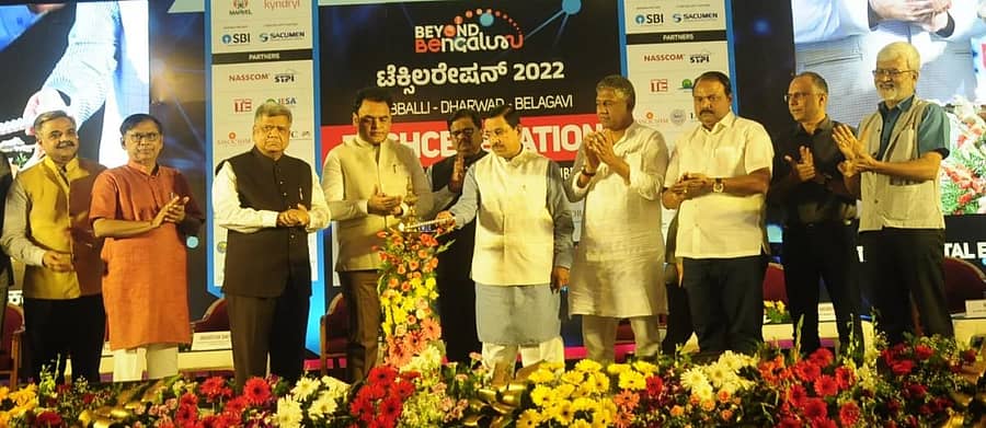 ಹುಬ್ಬಳ್ಳಿಯಲ್ಲಿ ಸೋಮವಾರ ನಡೆದ ಬಿಯಾಂಡ್ ಬೆಂಗಳೂರು– ಟೆಕ್ಸೆಲೆರೇಷನ್ ಔದ್ಯಮಿಕ ಸಮಾವೇಶವನ್ನು ಕೇಂದ್ರ ಸಚಿವ ಪ್ರಲ್ಹಾದ ಜೋಶಿ ಉದ್ಘಾಟಿಸಿದರು. ಕೆಡಿಇಎಂ ಸಿಇಒ ಸಂಜೀವ ಗುಪ್ತ, ವಿಧಾನ ಪರಿಷತ್ ಸದಸ್ಯ ಎಸ್.ವಿ. ಸಂಕನೂರ, ಶಾಸಕ ಜಗದೀಶ ಶೆಟ್ಟರ್, ಸಚಿವ ಡಾ.ಸಿ.ಎನ್. ಅಶ್ವತ್ಥ ನಾರಾಯಣ, ಶಾಸಕ ಅರವಿಂದ ಬೆಲ್ಲದ, ಮೇಯರ್ ಈರೇಶ ಅಂಚಟಗೇರಿ, ಉದ್ಯಮಿಗಳಾದ ಜಿತೇಂದ್ರ ಛಡ್ಡಾ, ವಿವೇಕ ಪವಾರ ಇದ್ದಾರೆ– ಪ್ರಜಾವಾಣಿ ಚಿತ್ರ