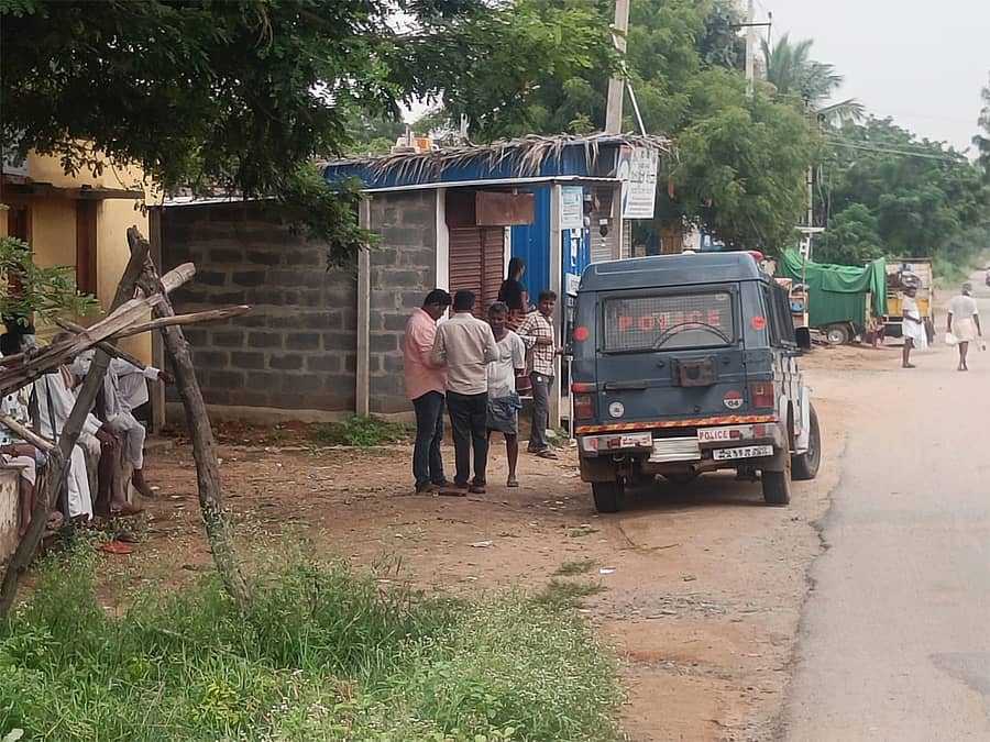 ಗಂಗನಾಳ್ ಗ್ರಾಮದಲ್ಲಿ ಪೊಲೀಸರು
