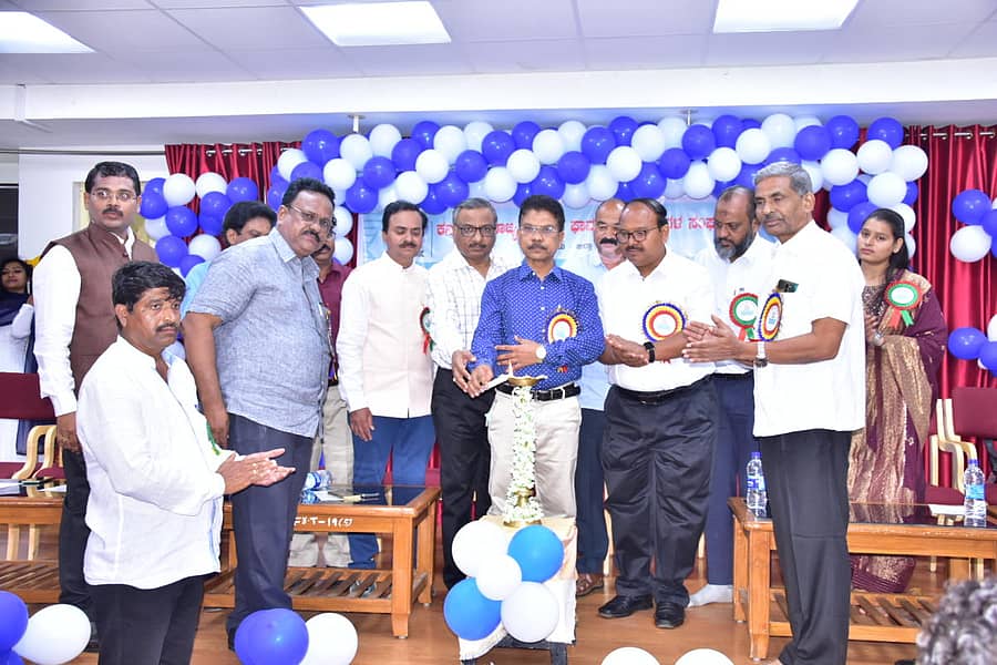 ಕಲಬುರಗಿ ನಗರದಲ್ಲಿ ಭಾನುವಾರ ರಾಜ್ಯ ಸರ್ಕಾರಿ ಫಾರ್ಮಸಿ ಅಧಿಕಾರಿಗಳ ಸಂಘದ ಜಿಲ್ಲಾ ಶಾಖೆ ವತಿಯಿಂದ ನಡೆದ ವಿಶ್ವ ಫಾರ್ಮಸಿಸ್ಟ್ ದಿನಾಚರಣೆ ಕಾರ್ಯಕ್ರಮವನ್ನು ಡಾ.ಶಂಕರಪ್ಪ ಎಸ್.ಮೈಲಾರೆ, ಡಾ.ರಾಜಶೇಖರ ಮಾಲಿ ಉದ್ಘಾಟಿಸಿದರು. ಡಾ.ಅಂಬಾರಾಯ ರುದ್ರವಾಡಿ, ಡಾ.ಬಿಎಸ್ ದೇಸಾಯಿ, ಡಾ. ಪ್ರಭುಲಿಂಗ ಮಾನಕರ್ ಇದ್ದರು