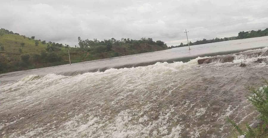 ಹಿರಿಯೂರು ತಾಲ್ಲೂಕಿನ ವಾಣಿವಿಲಾಸ ಜಲಾಶಯದ ಕೋಡಿಯಲ್ಲಿ ಒಂದು ತಿಂಗಳ ನಂತರವೂ ಹರಿಯುತ್ತಿರುವ ನೀರು.
