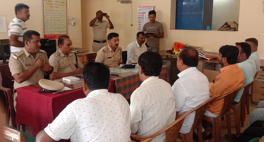 ಬೀರೂರು ಪೊಲೀಸ್ ಠಾಣೆಯಲ್ಲಿ ದಸರಾ ಮತ್ತು ಈದ್ ಮಿಲಾದ್ ಆಚರಣೆ ಕುರಿತು ಶಾಂತಿಸಭೆ ನಡೆಯಿತು. ಸಿಪಿಐ ಗುರುಪ್ರಸಾದ್, ಪಿಎಸ್ಐ ಎನ್.ಸಿ.ವಿಶ್ವನಾಥ್ ಇದ್ದರು.