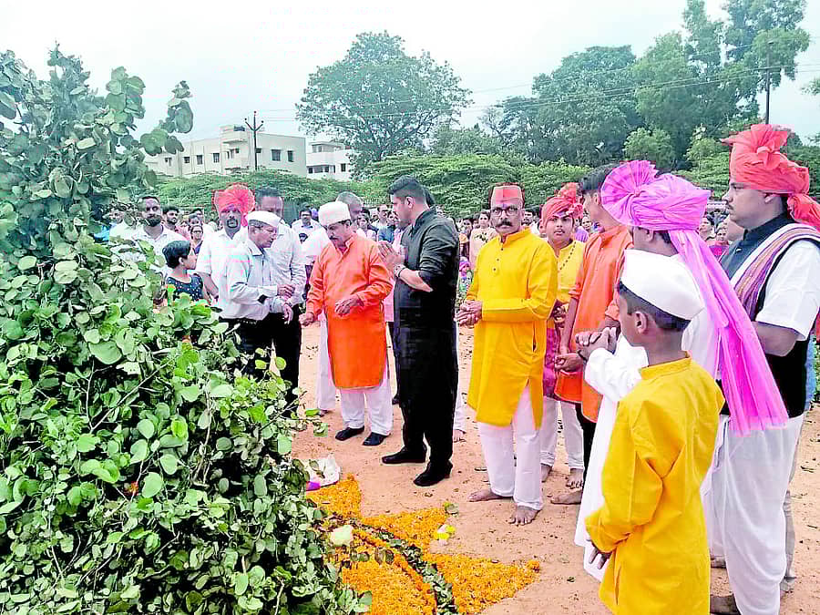 ವಿಜಯದಶಮಿ ಅಂಗವಾಗಿ ಬೆಳಗಾವಿಯ ವಿದ್ಯಾನಿಕೇತನ ಶಾಲೆ ಮೈದಾನದಲ್ಲಿ ನಡೆದ ಸೀಮೋಲ್ಲಂಘನ ಕಾರ್ಯಕ್ರಮ (ಸಂಗ್ರಹ ಚಿತ್ರ)