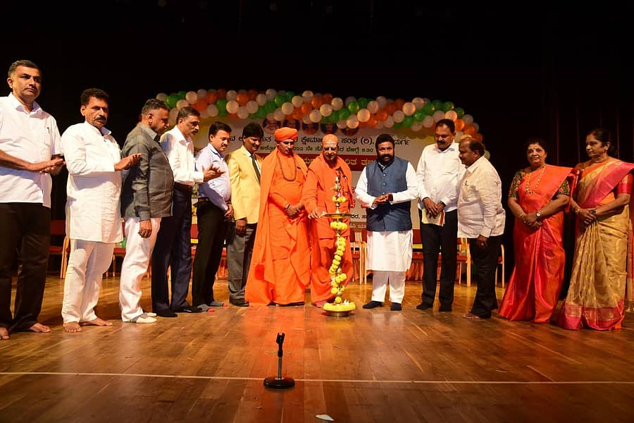 ಹೊಸದುರ್ಗದ ಸಾಣೇಹಳ್ಳಿಯಲ್ಲಿ ಆಯೋಜಿಸಿದ್ದ ಪ್ರತಿಭಾ ಪುರಸ್ಕಾರ ಕಾರ್ಯಕ್ರಮವನ್ನು ಕೃಷಿ ಸಚಿವ ಬಿ.ಸಿ.ಪಾಟೀಲ್ ಉದ್ಘಾಟಿಸಿದರು