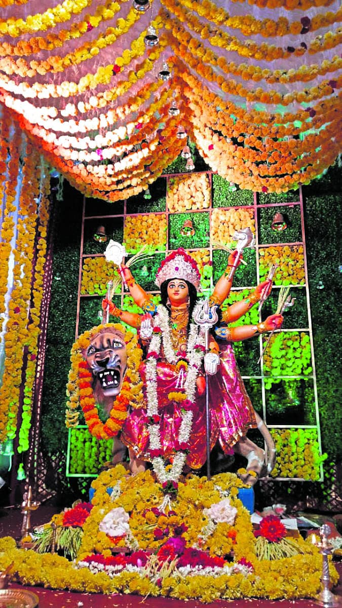 ಕಳಸದ ದುರ್ಗಾ ದೇವಿಗೆ ಹೂವಿನ ಪೂಜೆ ಪ್ರಯುಕ್ತ ಆಕರ್ಷಕವಾದ ಅಲಂಕಾರ ಮಾಡಿರುವುದು.
