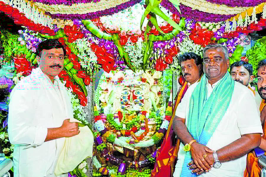 ಬಳ್ಳಾರಿಯ ಕನಕ ದುರ್ಗಮ್ಮ ದೇವಸ್ಥಾನದಲ್ಲಿ ಗಣಿ ಉದ್ಯಮಿ ಜಿ.ಜನಾರ್ದನರೆಡ್ಡಿ ಸೋಮವಾರ ವಿಶೇಷ ಪೂಜೆ ಸಲ್ಲಿಸಿದರು. ಅವರ ಸಹೋದರ ಶಾಸಕ ಜಿ.ಸೋಮಶೇಖರರೆಡ್ಡಿ ಅವರೂ ಜತೆಯಲ್ಲಿದ್ದಾರೆ