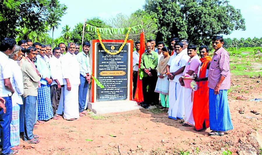 ತಾಲ್ಲೂಕಿನ ಬಿ.ಎಂ.ಕೊಪ್ಪಲು ಗ್ರಾಮದಲ್ಲಿ ಶ್ರೀ ಕ್ಷೇತ್ರ ಧರ್ಮಸ್ಥಳ ಯೋಜನೆಯ ವತಿಯಿಂದ ಪುನಶ್ಚೇತನಗೊಂಡ ಕಲ್ಲಳ್ಳಿಕಟ್ಟೆ ಕೆರೆಯನ್ನು ಗ್ರಾಮ ಪಂಚಾಯಿತಿಗೆ ಹಸ್ತಾಂತರಿಸಲಾಯಿತು.