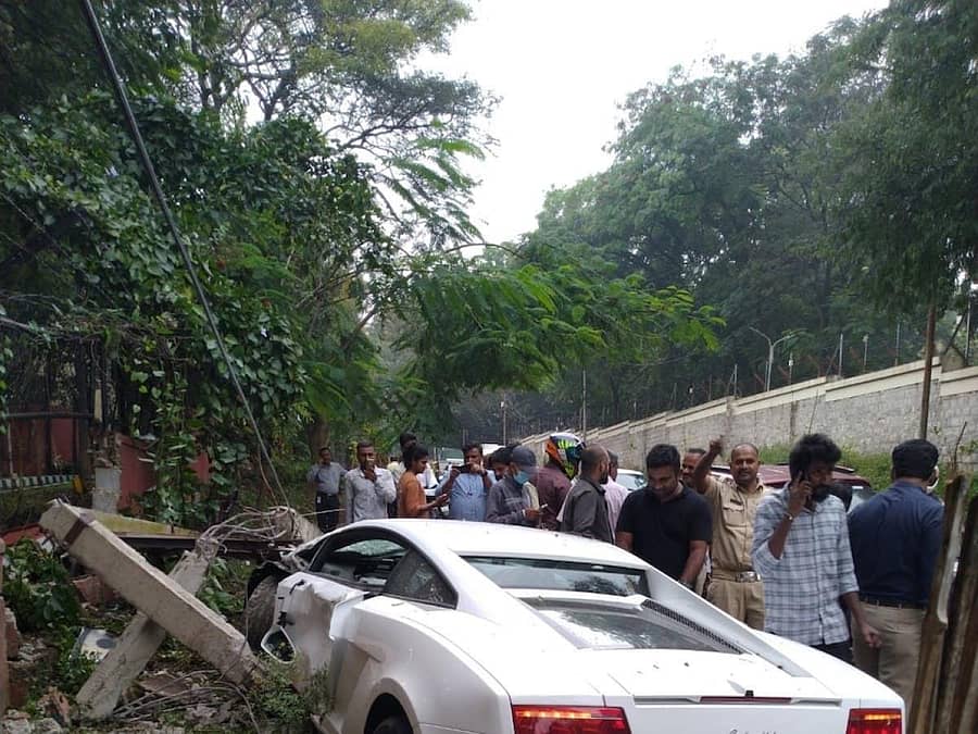 ಜ್ಞಾನಭಾರತಿಯ ರಾಷ್ಟ್ರೀಯ ಕಾನೂನು ಕಾಲೇಜು ಬಳಿ ಸಂಭವಿಸಿದ್ದ ಅಪಘಾತದಿಂದ ಉರುಳಿಬಿದ್ದಿರುವ ವಿದ್ಯುತ್ ಕಂಬ ಹಾಗೂ ಜಖಂಗೊಂಡಿರುವ ಲ್ಯಾಂಬೋರ್ಗಿನಿ ಕಾರು