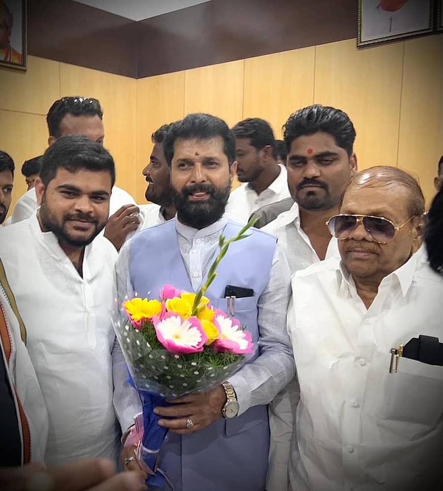 ಬಿಜೆಪಿ ರಾಷ್ಟ್ರೀಯ ಪ್ರಧಾನ ಕಾರ್ಯದರ್ಶಿ ಸಿ.ಟಿ. ರವಿ (ಎಡಬದಿ) ಅವರು ಕಲಬುರಗಿಗೆ ಭೇಟಿ ನೀಡಿದ್ದ ವೇಳೆ ಮಣಿಕಂಠ ರಾಠೋಡ ಅಭಿನಂದಿಸಿದ್ದ ದೃಶ್ಯ