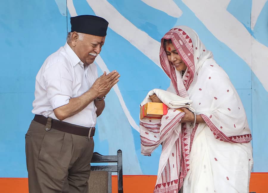 ನಾಗ್ಪುರ: ವಿಜಯದಶಮಿ ಕಾರ್ಯಕ್ರಮದಲ್ಲಿ ಪರ್ವತಾರೋಹಿ ಸಂತೋಷ್ ಯಾದವ್ ಅವರನ್ನು ಆರೆಸ್ಸೆಸ್ ಮುಖ್ಯಸ್ಥ ಮೋಹನ್ ಭಾಗವತ್ ಅಭಿನಂದಿಸಿದರು. ಸಂತೋಷ್ ಅವರು ಎರಡು ಬಾರಿ ಮೌಂಟ್ ಎವರೆಸ್ಟ್ ಏರಿದ ವಿಶ್ವದ ಮೊದಲ ಮಹಿಳೆ.