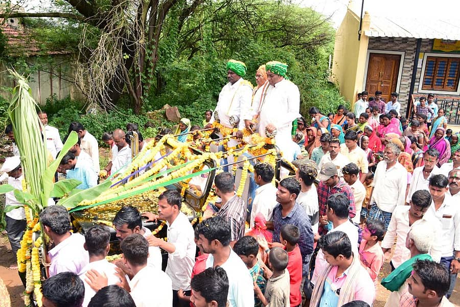 ಕೌಜಲಗಿ ಸಮೀಪದ ಹೊನಕುಪ್ಪಿ ಗ್ರಾಮದಲ್ಲಿ ಬಬಲಾದಿ ಶ್ರೀಗಳನ್ನು ಸಕಲ ವಾದ್ಯ ಮೇಳಗಳೊಂದಿಗೆ ತೆರೆದ ವಾಹನದಲ್ಲಿ ಮೆರೆವಣಿಗೆಯೊಂದಿಗೆ ಗ್ರಾಮಸ್ಥರು ಸ್ವಾಗತಿಸಿದರು