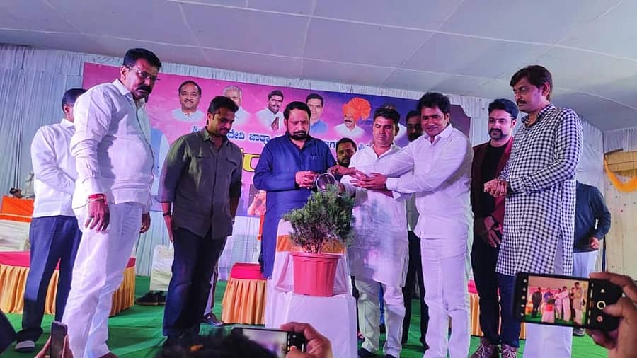 ಅಥಣಿ ತಾಲ್ಲೂಕಿನ ನಾಗನೂರ ಪಿ.ಕೆ. ಗ್ರಾಮದಲ್ಲಿ ಬುಧವಾರ ನಡೆದ ದಸರಾ ಸಂಭ್ರಮಕ್ಕೆ ಲಕ್ಷ್ಮಣ ಸವದಿ, ಮಹಾಂತೇಶ ದೊಡ್ಡಗೌಡ್ರ ಅವರು ಗಣ್ಯರೊಂದಿಗೆ ಚಾಲನೆ ನೀಡಿದರು