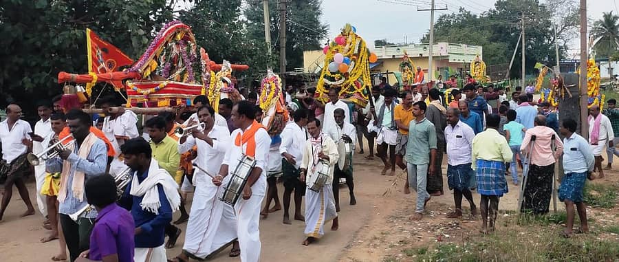 ಸಾಸ್ವೆಹಳ್ಳಿ ಸಮೀಪದ ಹೊಸಹಳ್ಳಿ ಗ್ರಾಮದಲ್ಲಿ ದೇವರ ಉತ್ಸವ ಮೂರ್ತಿಗಳೊಂದಿಗೆ ಬನ್ನಿ ಮುಡಿಯಲು ತೆರಳುತ್ತಿರುವ ಗ್ರಾಮಸ್ಥರು