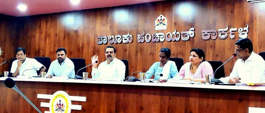 ಕಾರ್ಕಳ ತಾಲ್ಲೂಕು ಪಂಚಾಯಿತಿ ಸಭಾಂಗಣದಲ್ಲಿ ನಡೆದ ತ್ರೈಮಾಸಿಕ ಕೆಡಿಪಿ ಸಭೆಯಲ್ಲಿ ಸಚಿವ ವಿ.ಸುನಿಲ್ ಕುಮಾರ್ ಮಾತನಾಡಿದರು.