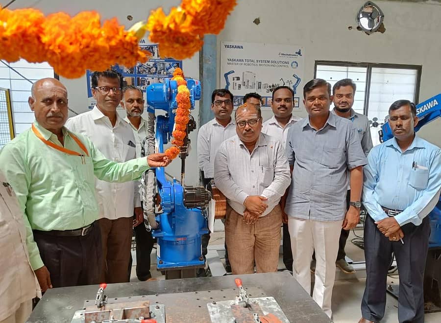 ದಸರಾ ಹಬ್ಬದ ಆಯುಧ ಪೂಜೆ ಅಂಗವಾಗಿ ಔರಾದ್ ಸರ್ಕಾರಿ ತರಬೇತಿ ಕೇಂದ್ರದಲ್ಲಿ ಯಂತ್ರಗಳಿಗೆ ಪೂಜೆ ಸಲ್ಲಿಸಲಾಯಿತು