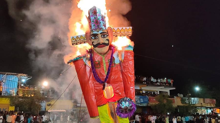 ಹುಮನಾಬಾದ್ ಪಟ್ಟಣದಲ್ಲಿ ನಡೆದ ರಾವಣ ಪ್ರತಿಕೃತಿ ದಹನ