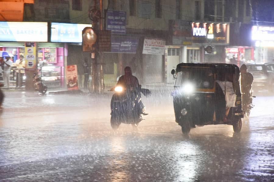 ಕಲಬುರಗಿ ನಗರದಲ್ಲಿ ಬುಧವಾರ ಸುರಿದ ಮಳೆಯಲ್ಲಿ ಸಾಗಿದ ವಾಹನ ಸವಾರರು