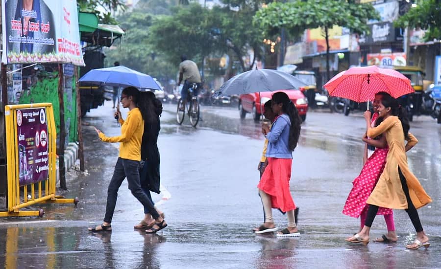 ಹೊಸಪೇಟೆಯಲ್ಲಿ ಗುರುವಾರ ದಿನವಿಡೀ ಮಳೆ ಸುರಿಯಿತು. ಜಿಟಿಜಿಟಿ ಮಳೆಯಲ್ಲೇ ಯುವತಿಯರು ಕೊಡೆ ಹಿಡಿದುಕೊಂಡು ರಸ್ತೆ ದಾಟಿದರು–ಪ್ರಜಾವಾಣಿ ಚಿತ್ರ: ಲವ