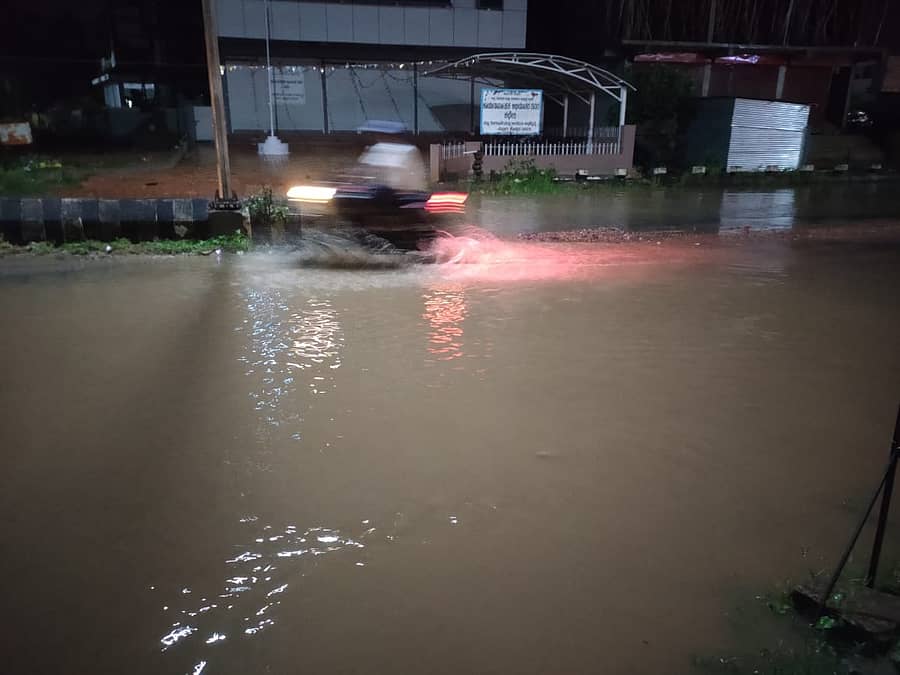ಮಳೆ ನೀರಿನಿಂದಾಗಿ ಜಲಾವೃತವಾಗಿರುವ ರಸ್ತೆಗಳು