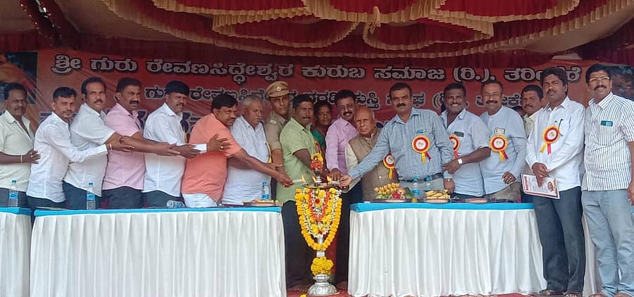 ತರೀಕೆರೆ ಬಯಲು ರಂಗ ಮಂದಿರ ಆವರಣದಲ್ಲಿ ಬಯಲು ಜಂಗಿ ಕುಸ್ತಿ ಪಂದ್ಯಾವಳಿಯನ್ನು ಪುರಸಭೆ ಅಧ್ಯಕ್ಷೆ ಕಮಲ ರಾಜೇಂದ್ರ ಉದ್ಘಾಟಿಸಿದರು