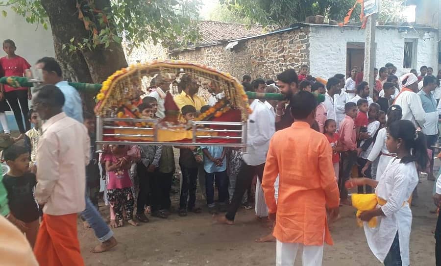 ವಿಜಯದಶಮಿ ನಿಮಿತ್ತ ಔರಾದ್ ತಾಲ್ಲೂಕಿನ ತುಳಜಾಪುರದಲ್ಲಿ ಹರ್ಷೋಲ್ಲಾಸದೊಂದಿಗೆ ದೇವಿ ಪಲ್ಲಕ್ಕಿ ಮೆರವಣಿಗೆ ನಡೆಯಿತು