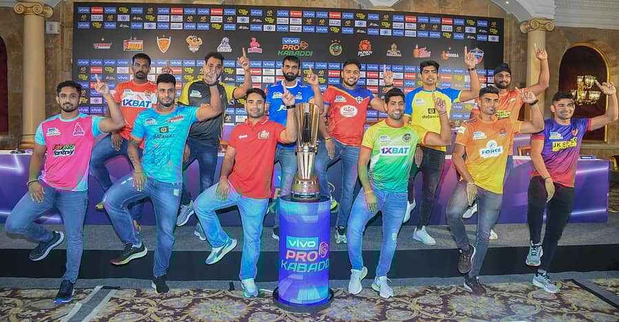 ಬೆಂಗಳೂರಿನಲ್ಲಿ ಗುರುವಾರ ನಡೆದ ಪ್ರೊ ಕಬಡ್ಡಿ ಒಂಬತ್ತನೇ ಆವೃತ್ತಿಯ ಟ್ರೋಫಿ ಅನಾವರಣ ಕಾರ್ಯಕ್ರಮದಲ್ಲಿ 12 ತಂಡಗಳ ನಾಯಕರು; (ಎಡದಿಂದ ಬಲಕ್ಕೆ) ಹಿಂದಿನ ಸಾಲು: ಚಂದ್ರನ್ ರಂಜಿತ್ (ಗುಜರಾತ್ ಜೈಂಟ್ಸ್), ರವಿಂದರ್ ಪಹಲ್ (ತೆಲುಗು ಟೈಟನ್ಸ್), ಜೋಗಿಂದರ್ ನರ್ವಾಲ್ (ಹರಿಯಾಣ ಸ್ಟೀಲರ್ಸ್), ನಿತೇಶ್ ಕುಮಾರ್ (ಯುಪಿ ಯೋಧಾಸ್), ಪವನ್ ಶೆರಾವತ್ (ತಮಿಳ್ ತಲೈವಾಸ್), ಸುರೀಂದರ್ ಸಿಂಗ್ (ಯುಮುಂಬಾ), ಮುಂದಿನ ಸಾಲು: ಸುನಿಲ್ ಕುಮಾರ್ (ಜೈಪುರ್ ಪಿಂಕ್ ಪ್ಯಾಂಥರ್ಸ್), ಮಣಿಂದರ್ ಸಿಂದ್ (ಬೆಂಗಾಲ್ ವಾರಿಯರ್ಸ್), ಮಹೇಂದ್ರ ಸಿಂಗ್ (ಬೆಂಗಳೂರು ಬುಲ್ಸ್), ನೀರಜ್ ಕುಮಾರ್ (ಪಟ್ನಾ ಪೈರೆಟ್ಸ್), ಅಸ್ಲಂ ಇನಾಂದರ್ (ಪುಣೇರಿ ಪಲ್ಟನ್–ಸ್ಟಾರ್ ಪ್ಲೆಯರ್), ನವೀನ್ ಕುಮಾರ್ (ದಬಂಗ್ ಡೆಲ್ಲಿ) –ಪ್ರಜಾವಾಣಿ ಚಿತ್ರ/ಎಸ್.ಕೆ. ದಿನೇಶ್.