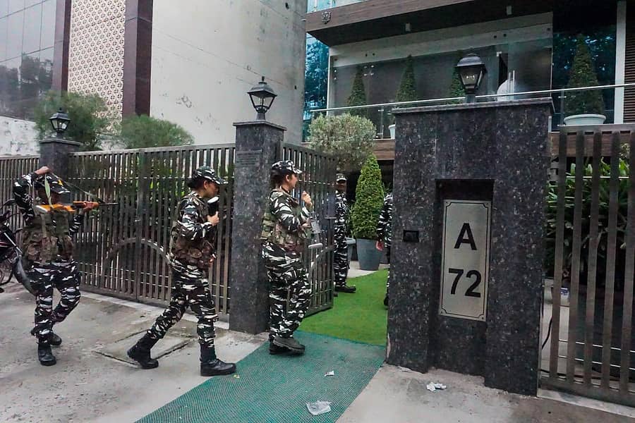 ಆಬಕಾರಿ ಹಗಣಕ್ಕೆ ಸಂಬಂಧಿಸಿದಂತೆ ಇ.ಡಿ ಅಧಿಕಾರಿಗಳು ಶುಕ್ರವಾರ ದೆಹಲಿಯಲ್ಲಿ ಬ್ರಿಂಡ್ಕೊ ಸೇಲ್ಸ್ ಲಿಮಿಟೆಡ್ನ ನಿರ್ದೇಶಕ ಅಮನ್ದೀಪ್ ಧಲ್ ಅವರ ನಿವಾಸದ ಮೇಲೆ ದಾಳಿ ನಡೆಸಿದರು –ಪಿಟಿಐ ಚಿತ್ರ