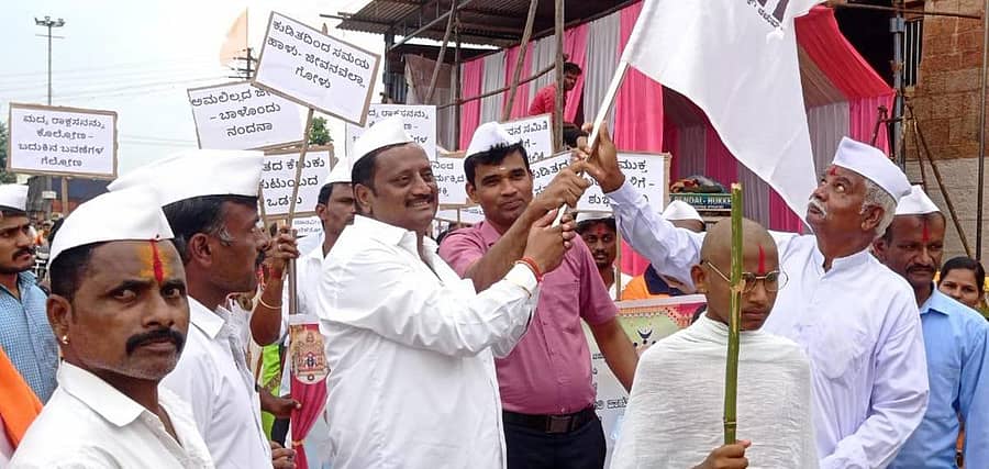 ಹುಕ್ಕೇರಿಯಲ್ಲಿ ಶುಕ್ರವಾರ ಜರುಗಿದ ಧರ್ಮಸ್ಥಳ ಗ್ರಾಮಾಭಿವೃದ್ಧಿಯ ‘ ದುಶ್ಚಟಗಳ ವಿರುದ್ಧ ಜನಜಾಗೃತಿ ಕಾರ್ಯಕ್ರಮ’ಕ್ಕೆ ಪುರಸಭೆ ಅಧ್ಯಕ್ಷ ಅಣ್ಣಾಗೌಡ ಪಾಟೀಲ, ವೈ.ನಾಗೇಶ್ ಚಾಲನೆ ನೀಡಿದರು.