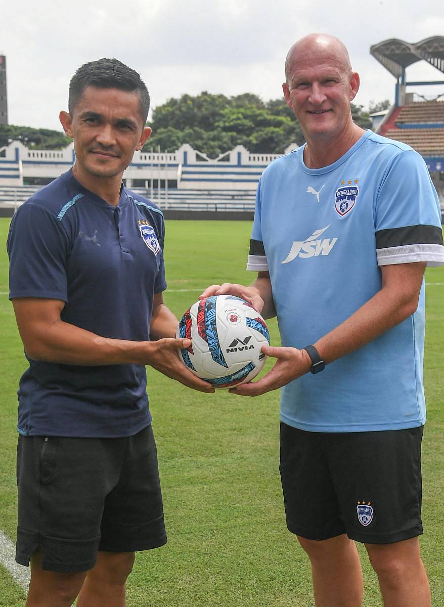 ಬಿಎಫ್ಸಿ ತಂಡದ ನಾಯಕ ಸುನಿಲ್ ಚೆಟ್ರಿ (ಎಡ) ಹಾಗೂ ಕೋಚ್ ಸೈಮನ್ ಗ್ರೇಸನ್ ಪ್ರಜಾವಾಣಿ ಚಿತ್ರ: ಎಸ್.ಕೆ.ದಿನೇಶ್