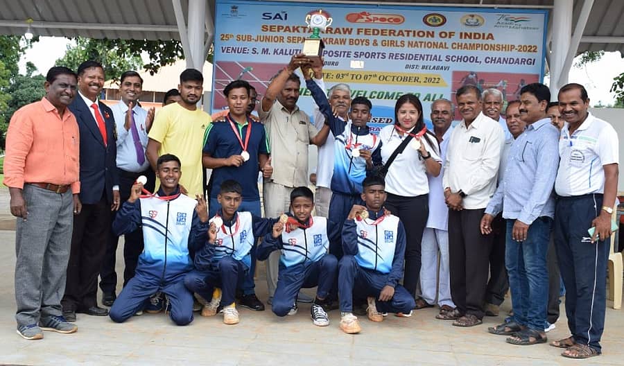 ಚಂದರಗಿಯಲ್ಲಿ ಶುಕ್ರವಾರ ನಡೆದ ರಾಷ್ಟ್ರೀಯ ಸೆಪಕ್‌ ಟಕ್ರಾ ಚಾಂಪಿಯನ್‌ಷಿಪ್‌ನಲ್ಲಿ ಚಿನ್ನ ಗೆದ್ದ ದೆಹಲಿ ಬಾಲಕರ ತಂಡ ಶೀಲ್ಡ್‌ ಎತ್ತಿ ಹಿಡಿಯಿತು