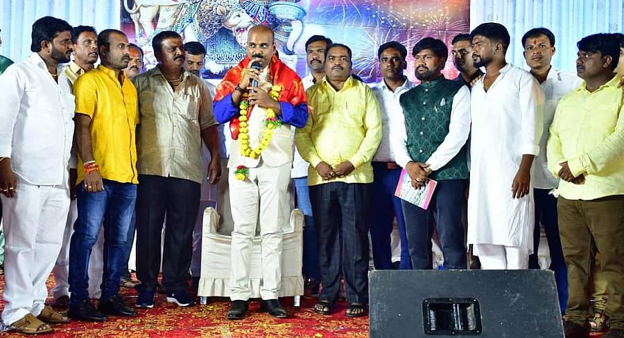 ವಿಜಯದಶಮಿ ನಿಮಿತ್ತ ಬೀದರ್ನ ಲಾಡಗೇರಿಯಲ್ಲಿ ಆಯೋಜಿಸಿದ್ದ ಸಾಂಸ್ಕೃತಿಕ ಕಾರ್ಯಕ್ರಮದ ಉದ್ಘಾಟನಾ ಸಮಾರಂಭದಲ್ಲಿ ಜಿಲ್ಲಾ ಪೊಲೀಸ್ ವರಿಷ್ಠಾಧಿಕಾರಿ ಡೆಕ್ಕ ಕಿಶೋರಬಾಬು ಮಾತನಾಡಿದರು