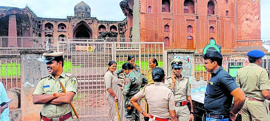 ಬೀದರ್ನ ಓಲ್ಡ್ಸಿಟಿಯ ಮಹಮೂದ್ ಗವಾನ್ ಸ್ಮಾರಕದ ಬಳಿ ಪೊಲೀಸ್ ಬಂದೋಬಸ್ತ್ ಮಾಡಲಾಗಿದೆ