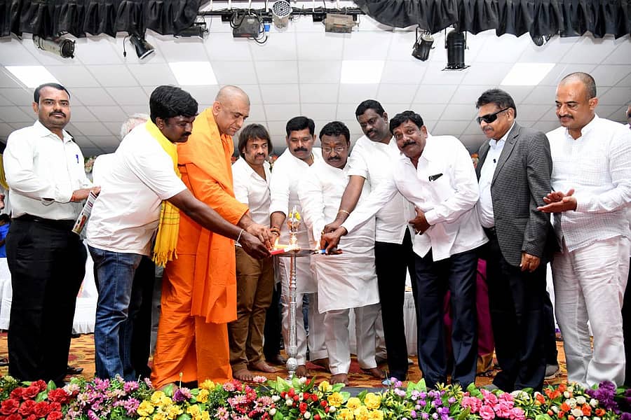 ಕೊಪ್ಪಳದಲ್ಲಿ ಶುಕ್ರವಾರ ನಡೆದ ನಾರಾಯಣ ಗುರುಗಳ 168ನೇ ಜಯಂತಿ ಕಾರ್ಯಕ್ರಮವನ್ನು ಕೆಪಿಸಿಸಿ ಹಿಂದುಳಿದ ವರ್ಗಗಳ ಅಧ್ಯಕ್ಷ ಮಧು ಬಂಗಾರಪ್ಪ ಉದ್ಘಾಟಿಸಿದರು