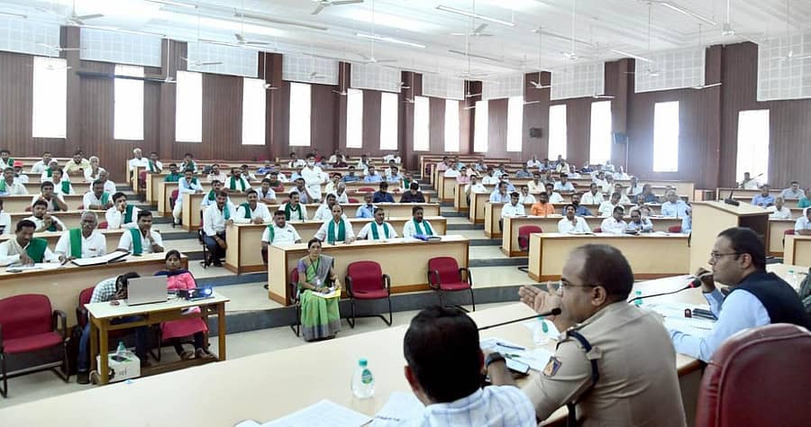 ಬೆಳಗಾವಿಯಲ್ಲಿ ಶುಕ್ರವಾರ ನಡೆದ ಜಿಲ್ಲೆಯ ಸಕ್ಕರೆ ಕರ್ಖಾನೆಗಳು, ಅಧಿಕಾರಿಗಳು, ರೈತರ ಸಭೆಯಲ್ಲಿ ಜಿಲ್ಲಾಧಿಕಾರಿ ನಿತೇಶ್ ಪಾಟೀಲ ಮಾತನಾಡಿದರು