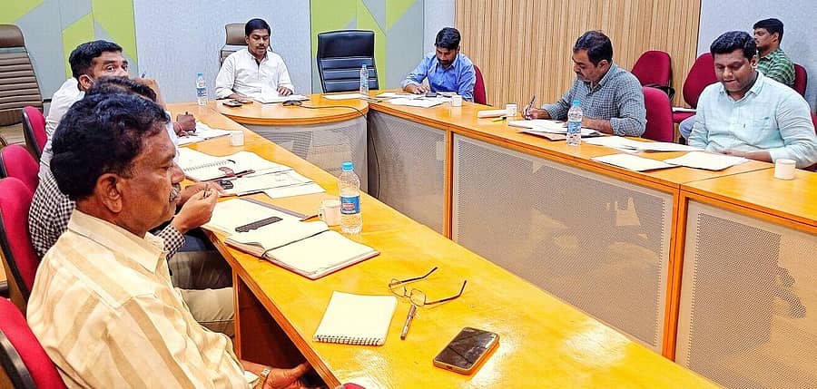 ಕೊಪ್ಪಳದಲ್ಲಿ ಶುಕ್ರವಾರ ನಡೆದ ತಾಲ್ಲೂಕು ಮಟ್ಟದ ಅಧಿಕಾರಿಗಳ ಜೊತೆಗಿನ ಸಭೆಯಲ್ಲಿ ಜಿಲ್ಲಾಧಿಕಾರಿ ಎಂ. ಸುಂದರೇಶ ಬಾಬು ಮಾತನಾಡಿದರು