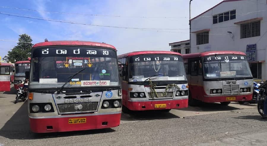ಚಾಮರಾಜನಗರದ ಕೆಎಸ್ಆರ್ಟಿಸಿ ಬಸ್ ನಿಲ್ದಾಣದಲ್ಲಿ ನಿಂತಿರುವ ಬಸ್ಗಳು
