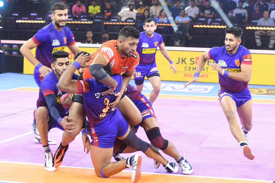 ಬೆಂಗಳೂರಿನ ಕಂಠೀರವ ಕ್ರೀಡಾಂಗಣದಲ್ಲಿ ಶುಕ್ರವಾರ ಆರಂಭವಾದ ಪ್ರೊ ಕಬಡ್ಡಿ ಟೂರ್ನಿಯ ಮೊದಲ ಪಂದ್ಯದಲ್ಲಿ ದಬಂಗ್ ಡೆಲ್ಲಿ ಆಟಗಾರರು ಯು ಮುಂಬಾ ದಾಳಿಗಾರನನ್ನು ಹಿಡಿತಕ್ಕೆ ಪಡೆಯುವ ಪ್ರಯತ್ನ ಮಾಡಿದರು  –ಪ್ರಜಾವಾಣಿ ಚಿತ್ರ/ಎಸ್‌.ಕೆ. ದಿನೇಶ್ 