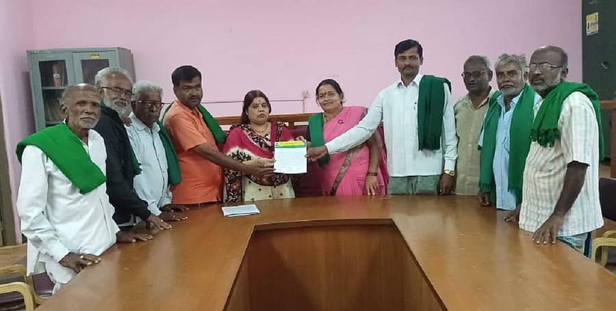 ಬೆಳೆ ಹಾನಿಯ ಬಗ್ಗೆ ನಿಖರ ಸಮೀಕ್ಷೆ ಮಾಡಬೇಕು ಹಾಗೂ ಪರಿಹಾರ ಬಿಡುಗಡೆ ಮಾಡಬೇಕು ಎಂದು ಒತ್ತಾಯಿಸಿ ರೈತ ಸಂಘ ಮತ್ತು ಹಸಿರು ಸೇನೆ ತಾಲ್ಲೂಕು ಘಟಕದ ವತಿಯಿಂದ ಉಪತಹಶೀಲ್ದಾರ್‌ ನಾಗರತ್ನ ಕಾಳೆ ಅವರಿಗೆ ಮನವಿ ಪತ್ರ ಸಲ್ಲಿಸಲಾಯಿತು 