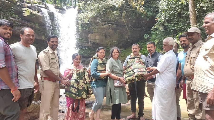 ಕಳಸ ಸಮೀಪದ ಸೂರುಮನೆ ಜಲಪಾತದಲ್ಲಿ ವನ್ಯಜೀವಿ ಸಪ್ತಾಹದ ಪ್ರಯುಕ್ತ ನಡೆದ ಕಾರ್ಯಕ್ರಮದಲ್ಲಿ ಪ್ರವಾಸಿಗರ ಸುರಕ್ಷತೆಗಾಗಿ ಲೈಫ್ ಜಾಕೆಟ್ ಸೌಲಭ್ಯಕ್ಕೆ ವಲಯ ಅರಣ್ಯಾಧಿಕಾರಿ ನಿಶ್ಚಿತ್, ಗ್ರಾಮ ಅರಣ್ಯ ಸಮಿತಿ ಅಧ್ಯಕ್ಷ ರುದ್ರಯ್ಯ ಆಚಾರ್ ಚಾಲನೆ ನೀಡಿದರು.