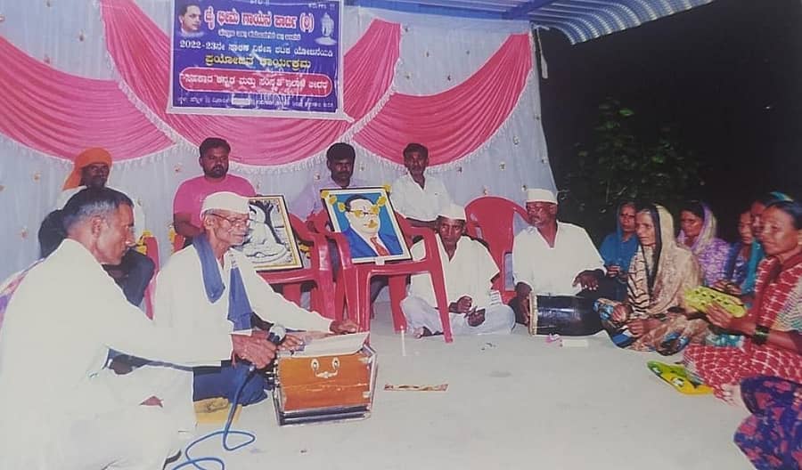 ಕಮಲನಗರ ತಾಲ್ಲೂಕಿನ ಹಾಲಹಳ್ಳಿ ಗ್ರಾಮದ ಸಮುದಾಯ ಭವನದಲ್ಲಿ ಜೈ ಭೀಮ ಗಾಯನ ಪಾರ್ಟಿ ವತಿಯಿಂದ ಗಾಯನ ಕಾರ್ಯಕ್ರಮ ನಡೆಯಿತು