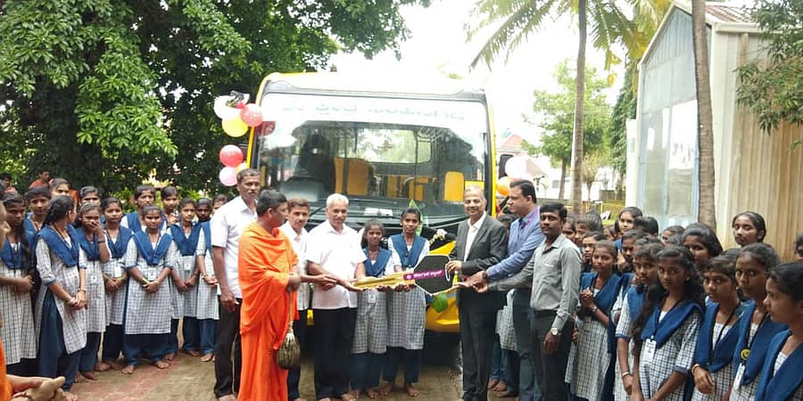 ಜ್ವಾಲಾಮಾಲಿನಿ ದೇವಿ ಆಂಗ್ಲ ಮಾಧ್ಯಮ ಶಾಲೆಗೆ ಕರ್ಣಾಟಕ ಬ್ಯಾಂಕ್ ಕೊಡುಗೆಯಾಗಿ ನೀಡಿದ ಬಸ್ನ ಕೀ ಹಸ್ತಾಂತರ ಕಾರ್ಯಕ್ರಮದಲ್ಲಿ ಲಕ್ಷ್ಮಿಸೇನ ಭಟ್ಟಾರಕ ಪಟ್ಟಾಚಾರ್ಯವರ್ಯ ಸ್ವಾಮೀಜಿ, ಹಯವದನ ಉಪಾಧ್ಯ, ಸುದರ್ಶನ್, ಜಿನರಾಜೇಂದ್ರ ಇದ್ದರು