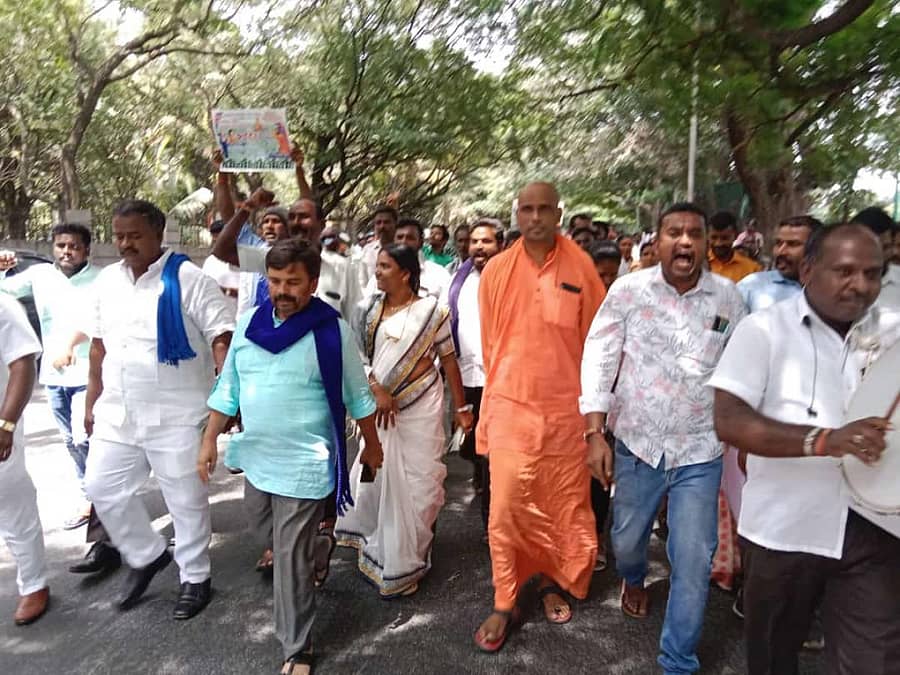 ಉರಿಲಿಂಗಪೆದ್ದಿ ಮಠದ ಜ್ಞಾನಪ್ರಕಾಶ ಸ್ವಾಮೀಜಿ ನೇತೃತ್ವದಲ್ಲಿ ದಲಿತ ಸಂಘಟನೆಗಳ ಮುಖಂಡರು ಮುಖ್ಯಮಂತ್ರಿ ಕಚೇರಿ ಕಡೆಗೆ ಸಾಗುತ್ತಿರುವುದು