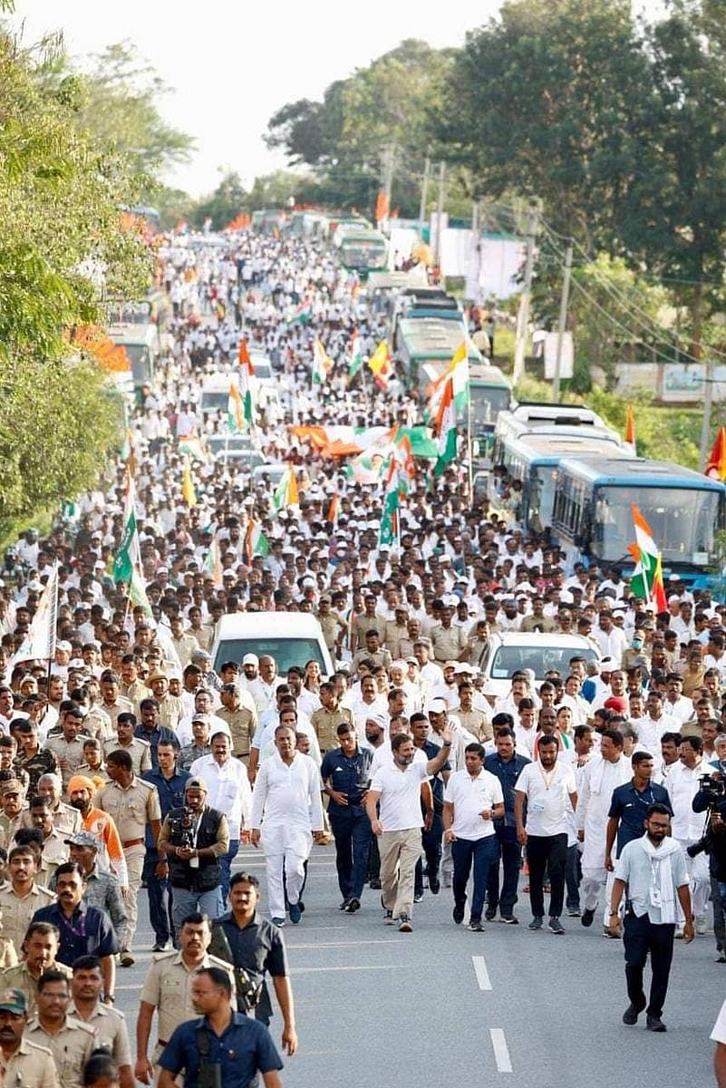 ನಾಗಮಂಗಲ ತಾಲ್ಲೂಕು ಕೆ.ಮಲ್ಲೇನಹಳ್ಳಿ ಬಳಿ ರಾಹುಲ್ಗಾಂಧಿ ಜೊತೆ ಜನಸಾಗರವೇ ಇತ್ತು