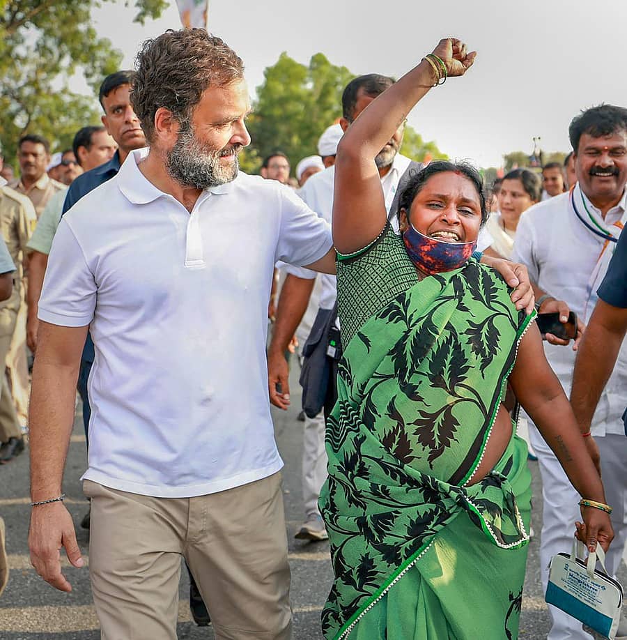ಭಾರತ್ ಜೋಡೊ ಯಾತ್ರೆ: ಮಂಡ್ಯದಲ್ಲಿ ಬೆಂಬಲಿಗರ ಜೊತೆ ಹೆಜ್ಜೆ ಹಾಕಿದ ರಾಹುಲ್ ಗಾಂಧಿ - ಪಿಟಿಐ ಚಿತ್ರ