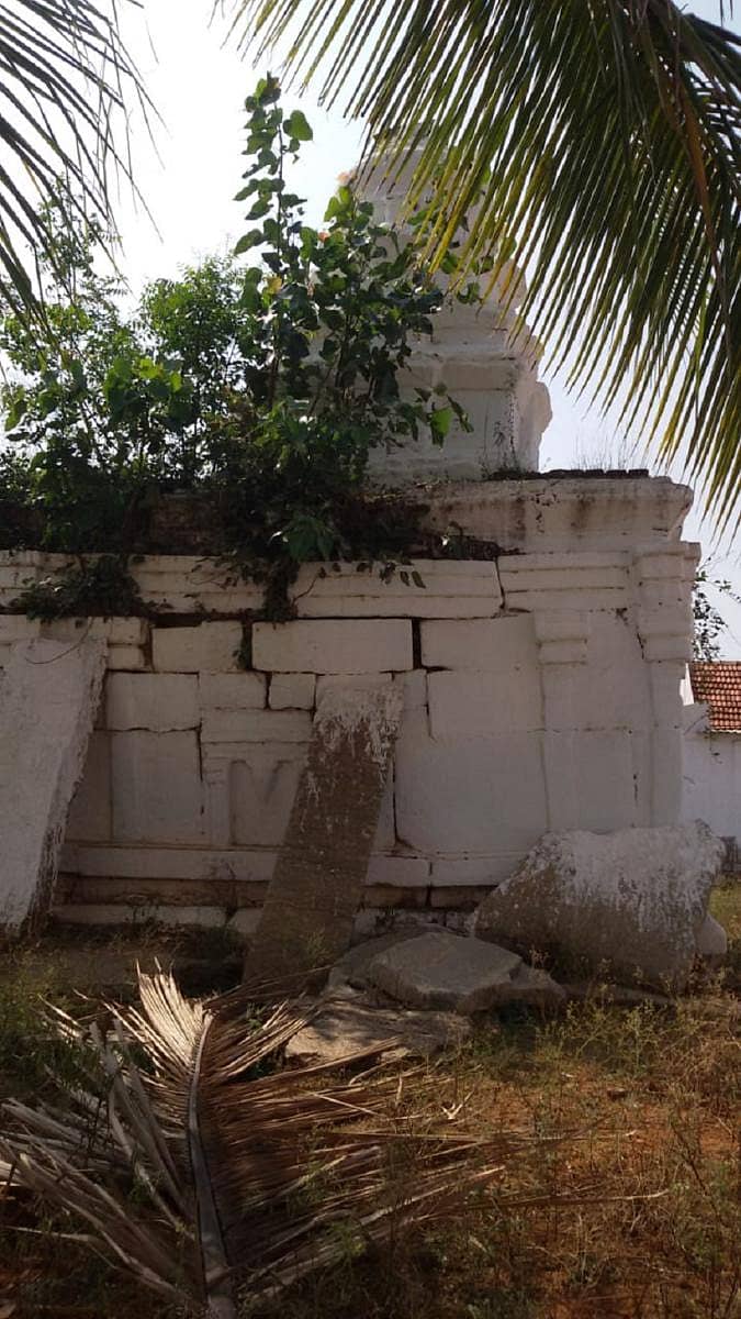 ಗುಂಡ್ಲುಪೇಟೆ ತಾಲ್ಲೂಕು ಹಸಗೂಲಿಯ ಸಿದ್ದರಾಮೇಶ್ವರ ದೇವಾಲಯದ ಗರ್ಭಗುಡಿಯ ಹಿಂಭಾಗ ಶಿಥಿಲಾವಸ್ಥೆ ತಲುಪಿದೆ