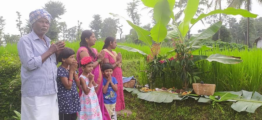 ಕೋಣಂದೂರು ಸಮೀಪದ ಆಲೂರು ಹೊಸಕೊಪ್ಪದ ರೈತ ಕುಟುಂಬವೊಂದು ಭೂಮಿ ಪೂಜೆಯಲ್ಲಿ ನಿರತರಾಗಿರುವುದು (ಸಂಗ್ರಹ ಚಿತ್ರ)