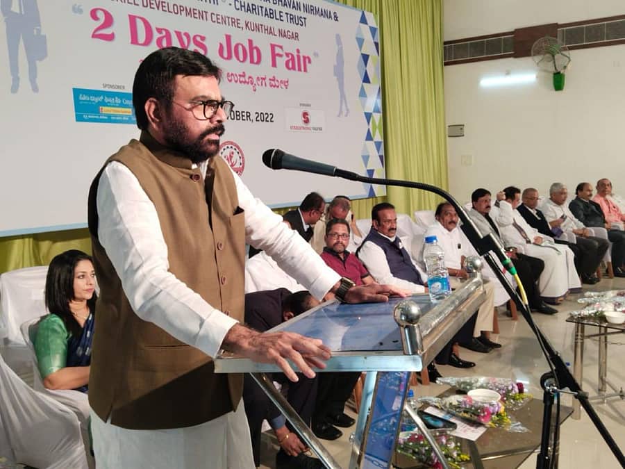 ಉಡುಪಿ ಗ್ರಾಮೀಣ ಬಂಟರ ಸಂಘದ ಸಭಾಭವನ ನಿರ್ಮಾಣ, ಅಭಿವೃದ್ಧಿ ಸಮಿತಿ ಚಾರಿಟೆಬಲ್ ಟ್ರಸ್ಟ್ನಿಂದ ಕುಂತಳ ನಗರದ ಬಂಟರ ಸಂಘದ ಕೌಶಲ ಅಭಿವೃದ್ಧಿ ಕೇಂದ್ರದಲ್ಲಿ ಶನಿವಾರ ಆಯೋಜಿಸಿದ್ದ ಎರಡು ದಿನಗಳ ಉದ್ಯೋಗ ಮೇಳದಲ್ಲಿ ಉದ್ಯಮಿ ಪ್ರಕಾಶ್ ಶೆಟ್ಟಿ ಮಾತನಾಡಿದರು.